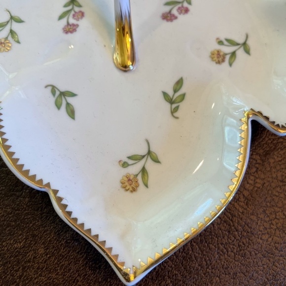 Gold Trimmed Leaf Tray with Handle - Picture 5 of 8